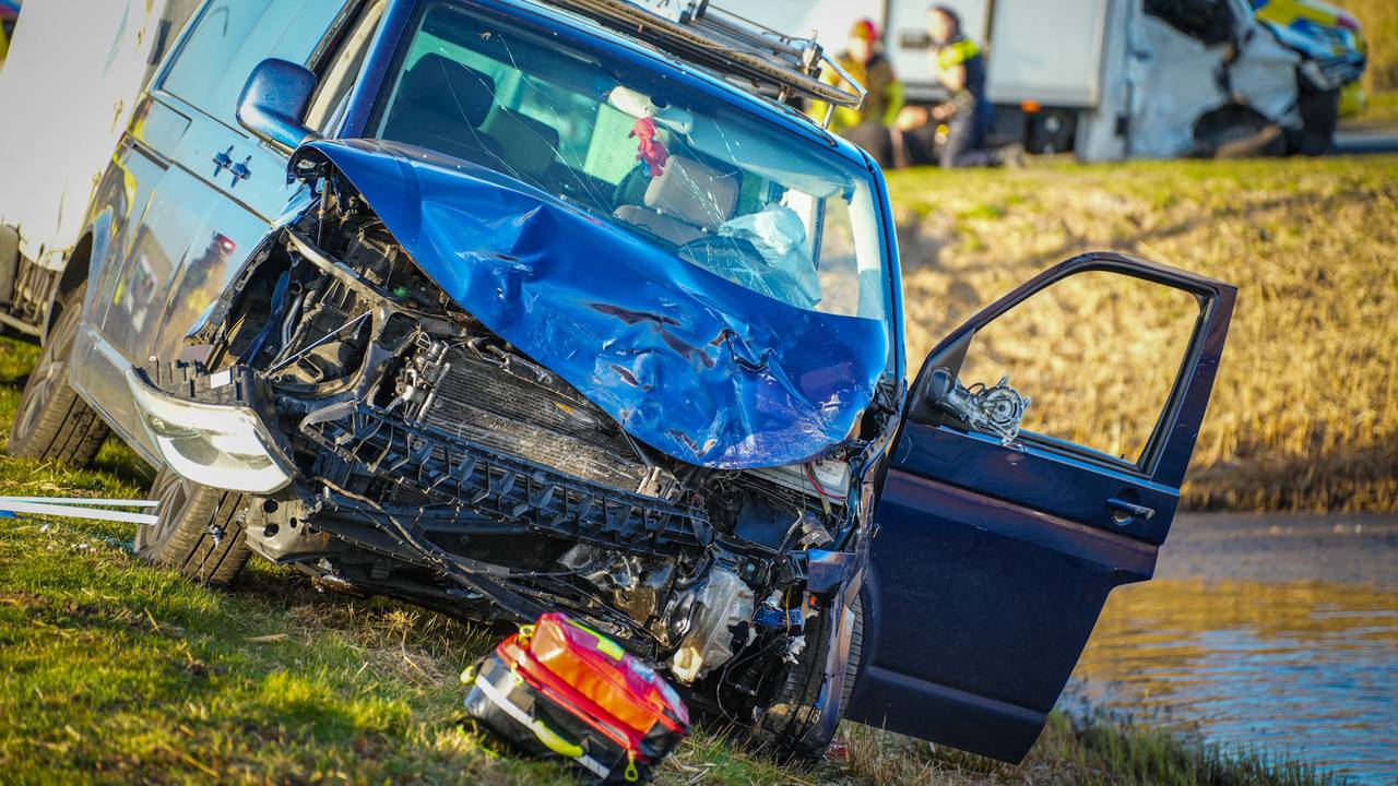 Twee mensen gewond door botsing: visser verleent eerste hulp.