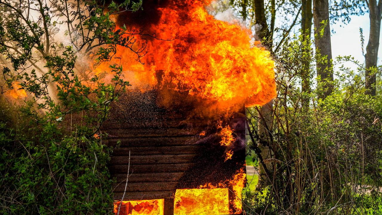 De brand in Stiphout was fel (foto: Persbureau Heitink).