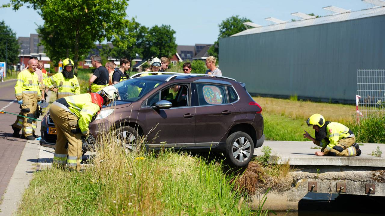 De inzittenden van een wagen maakten zich even ongerust (foto: Erik Haverhals/Persbureau Heitink).