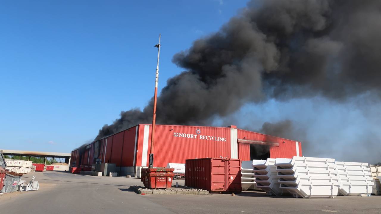 Dikke rookwolken stijgen op bij afvalverwerker Van den Noort (foto: Jeroen Stuve/ SQ Vision).