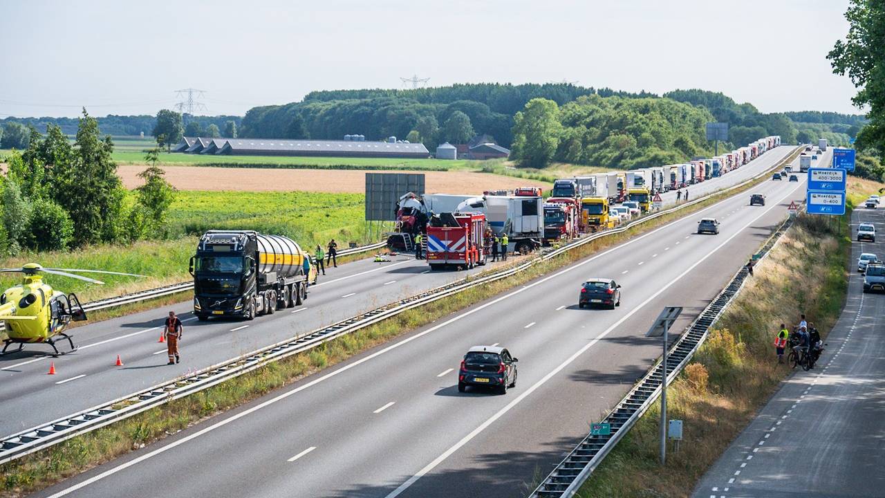 Zware crash op A17: 1 dode, meerdere gewonden, truck in brand, weg dicht