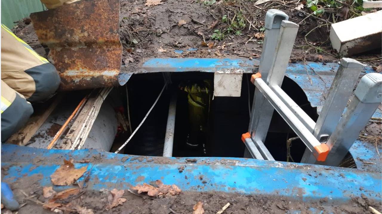 De vondst werd gedaan in een ingegraven container (foto: politie).