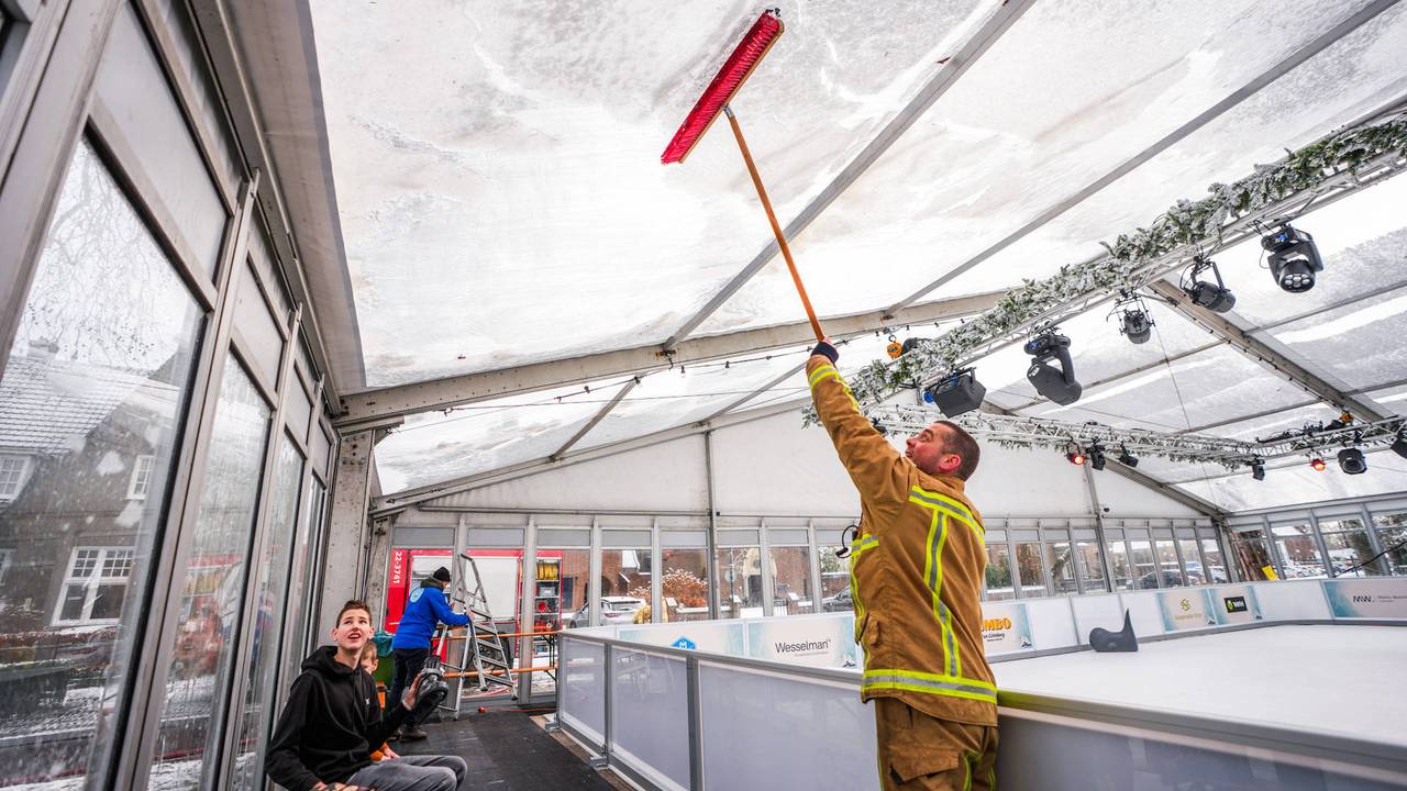 De brandweer werd opgeroepen om het sneeuwpak van het dak af te halen (foto: Persbureau Heitink).