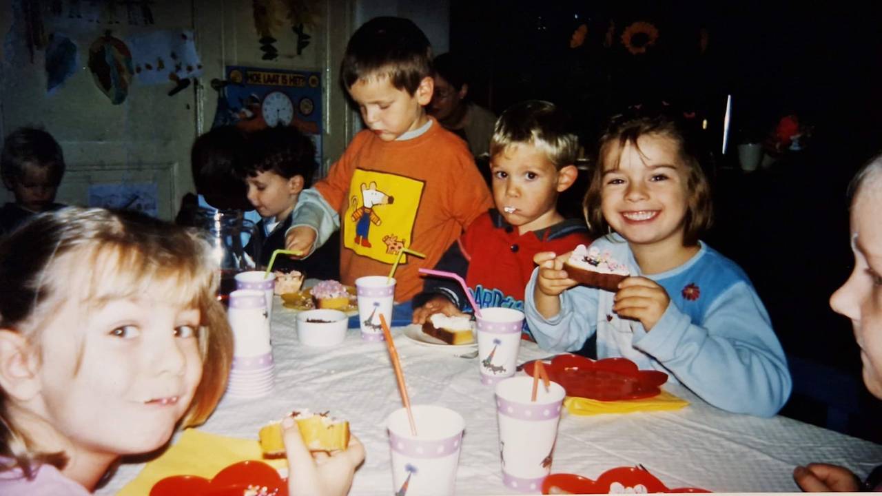 Sarah (l) en Lotte (r) als kind (foto: GroenLinks-PvdA Eindhoven). 