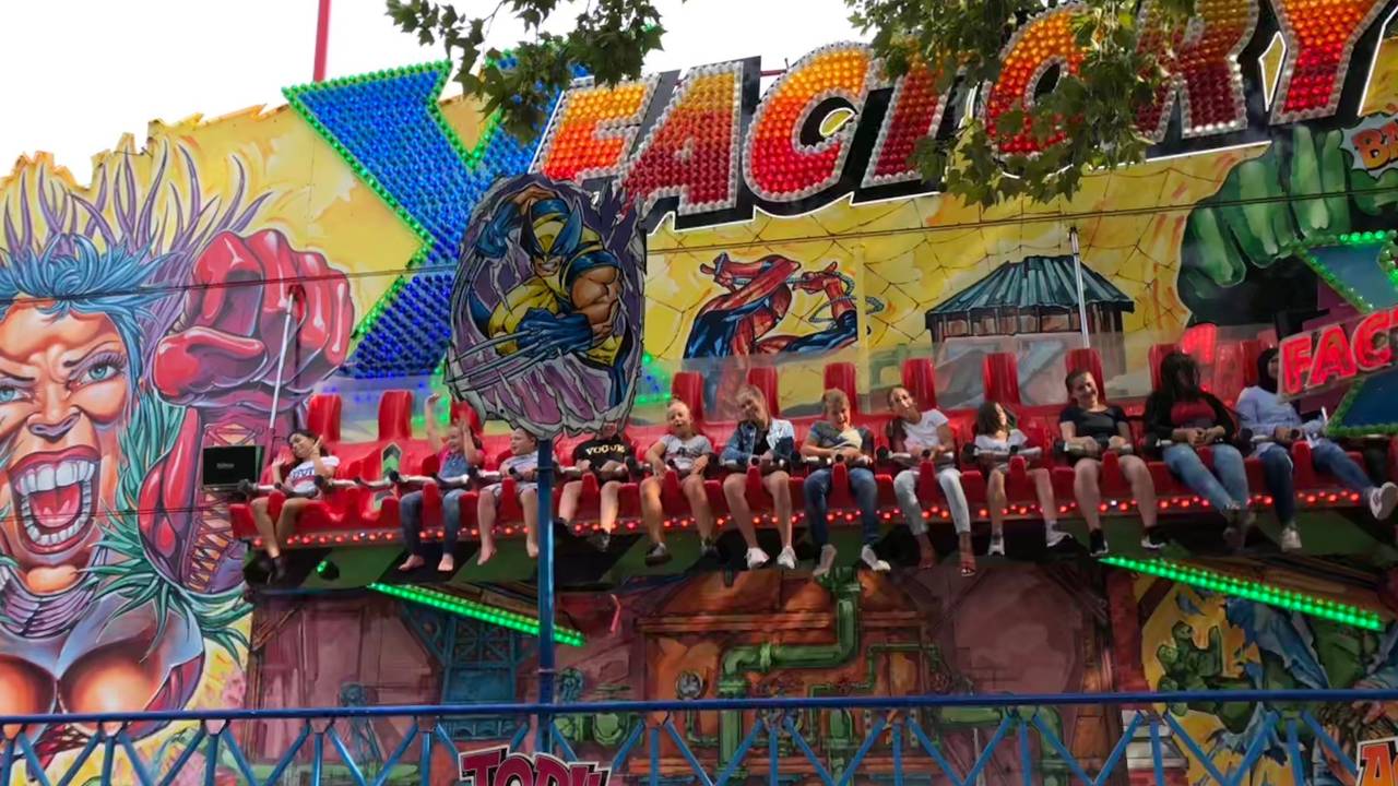 Vermaak op de kermis (foto: René van Hoof).