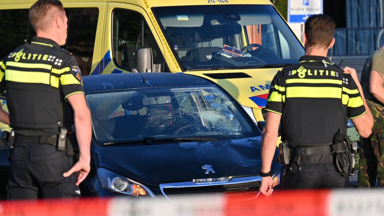 Voetganger (63) zwaargewond na aanrijding op zebrapad - Vimarsana News