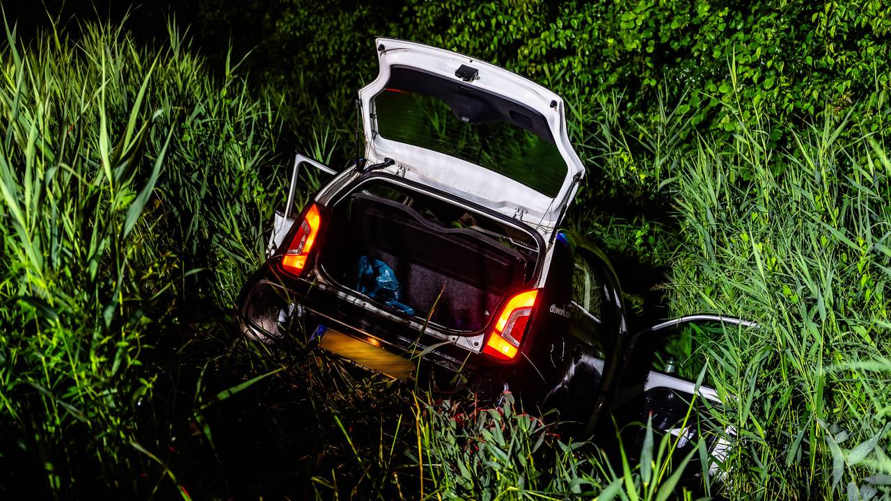 De auto belandde in de sloot naast de Turnhoutsebaan bij Goirle (foto: Jack Brekelmans/SQ Vision).
