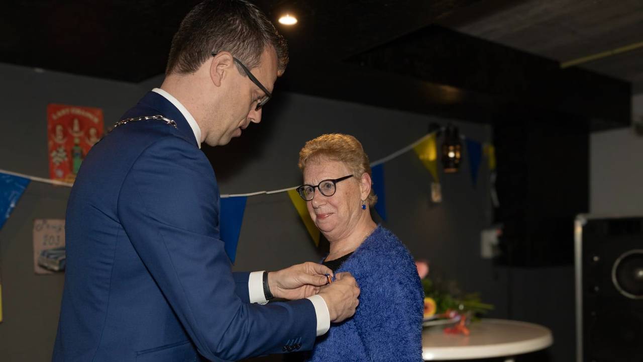 Ria Martens kreeg vorig jaar het lintje opgespeld door burgemeester Derk Alssema (eigen foto).