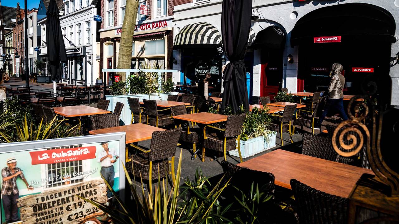 De terrassen blijven voorlopig leeg (foto: Rob Engelaar)
