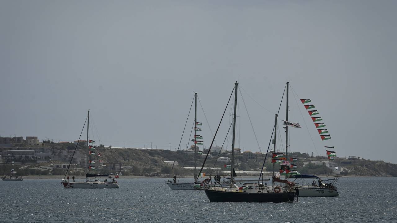 De Flotilla voor de kust van Kreta (foto: ANP).