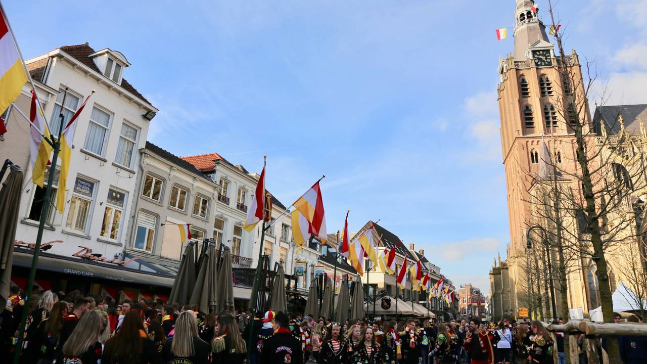 De mishandeling vond plaats bij een café aan de parade in Den Bosch (foto: Omroep Brabant).