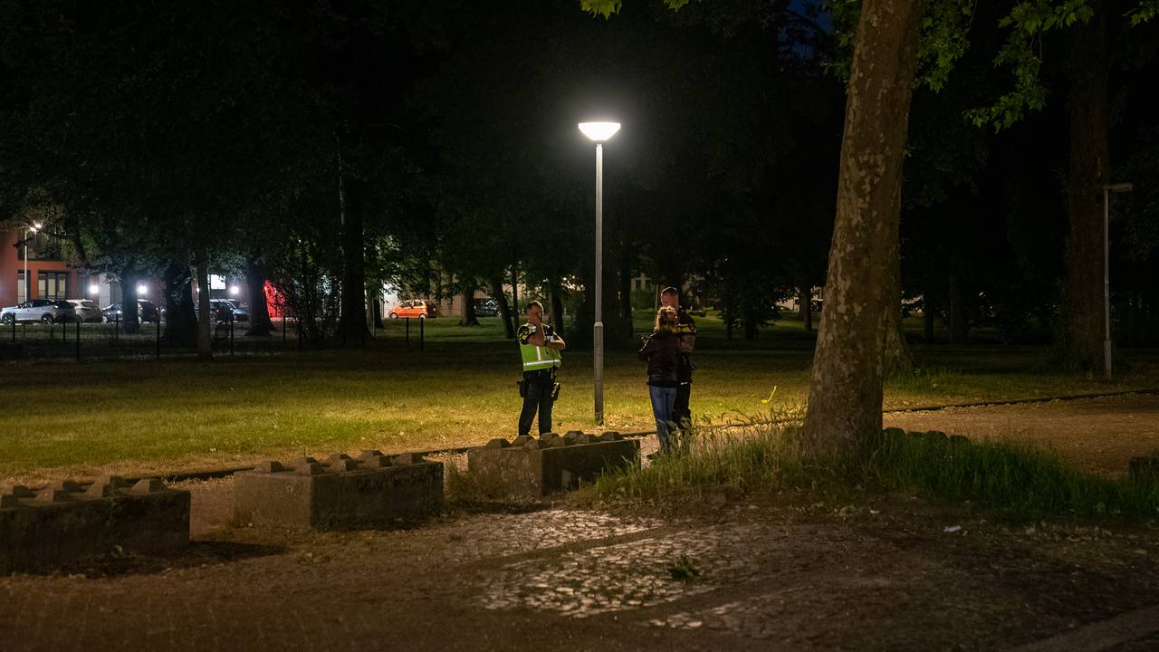 Agenten doen onderzoek na de steekpartij in de Van Grobbendoncklaan in Den Bosch (foto: Iwan van Dun/SQ Vision).