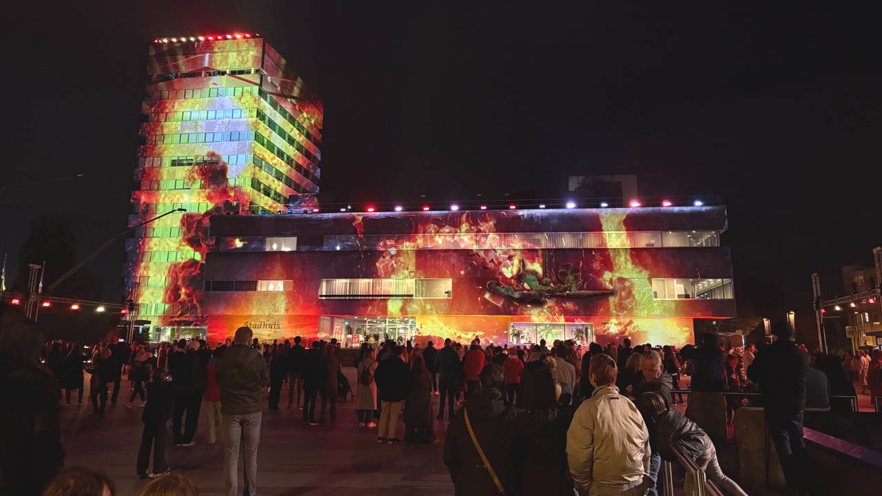 Het stadhuis van Eindhoven tijdens GLOW 2025 (foto: Rogier van Son).