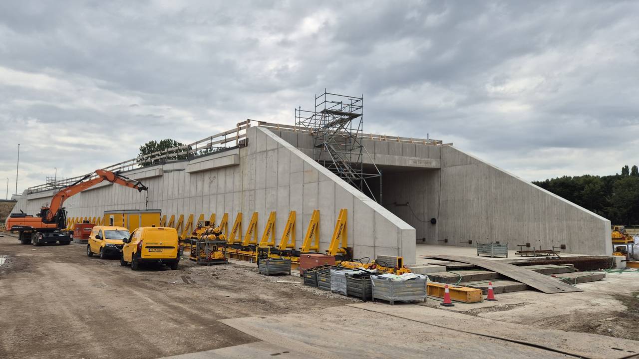 Hefwerktuigen aan de constructie tillen het gevaarte op rails (archieffoto: Niek de Bruijn).