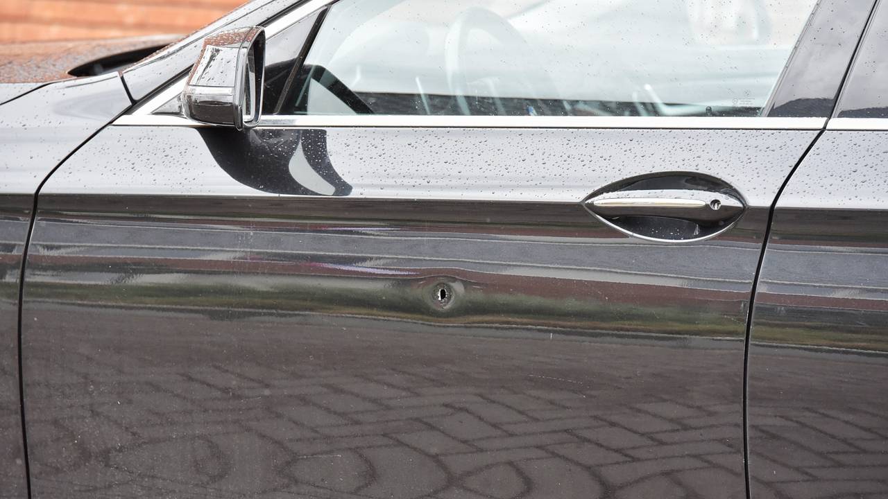 Een kogelgat in de auto. (Foto: Toby de Kort / SQ Vision)