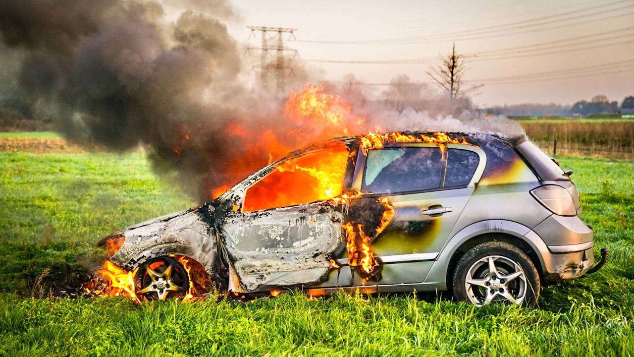 Brandende auto midden in weiland (foto: Sem van Rijssel SQVision).