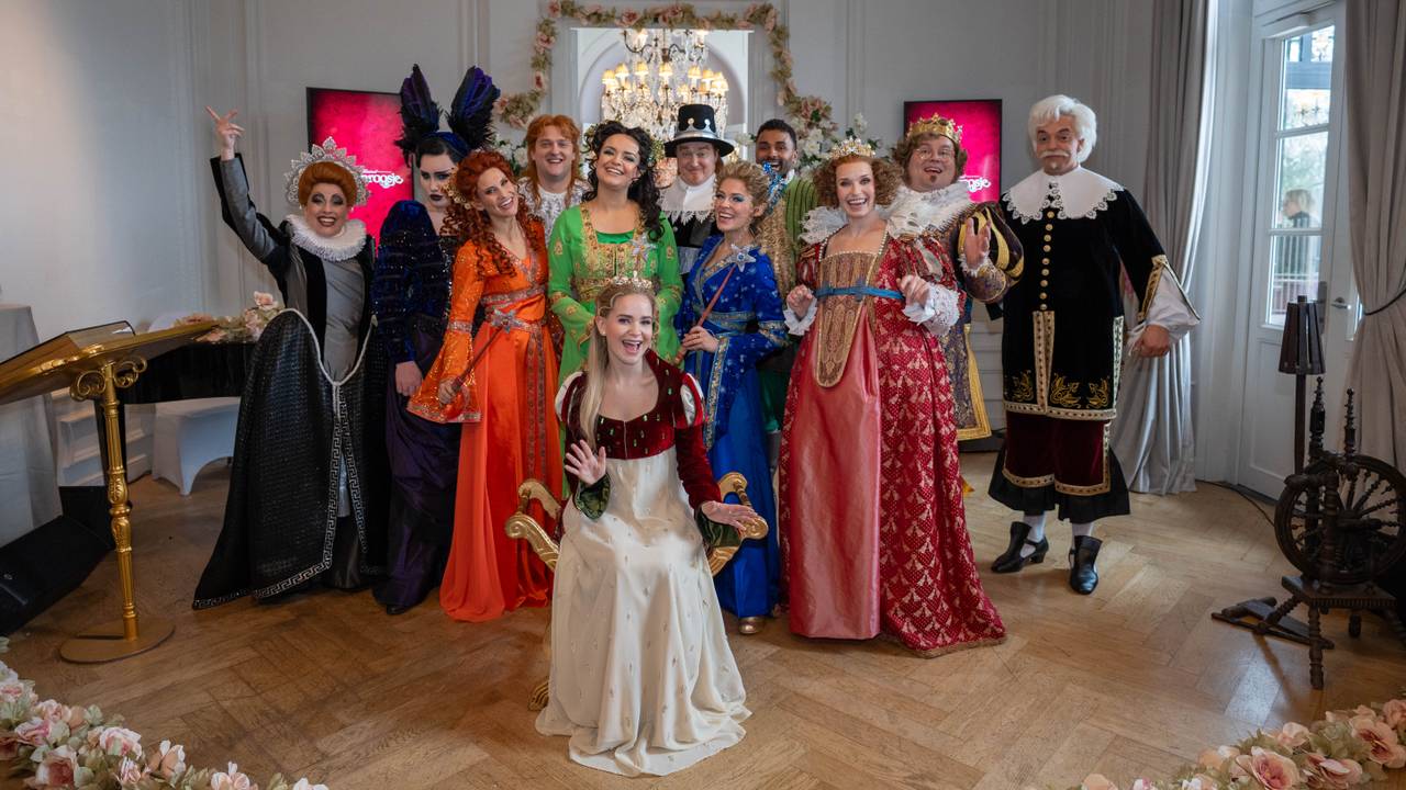 De cast van de nieuwe Doornroosje (foto: Studio 100). 