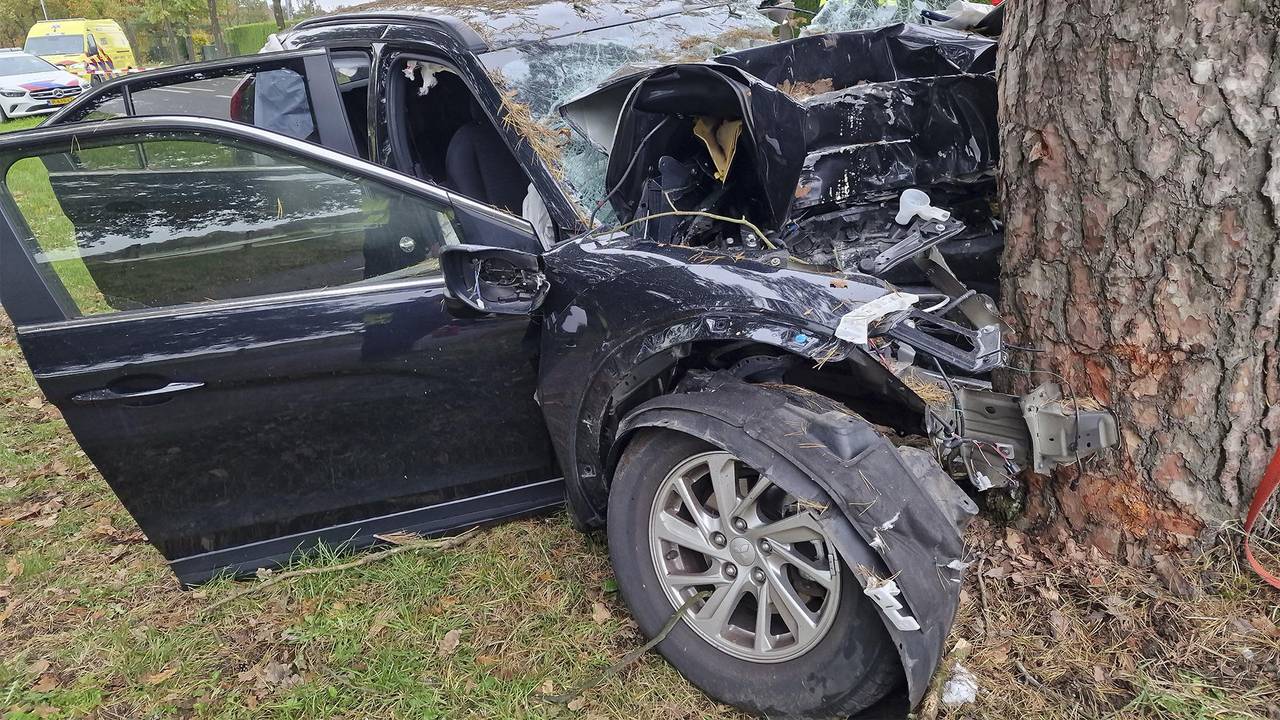 In Valkenswaard reed een auto keihard tegen een boom (foto: Jozef Bijnen/SQ Vision).