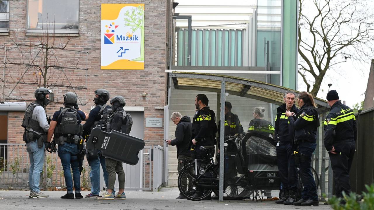 Heftige taferelen bij de school (foto: Toby de Kort / SQ Vision).