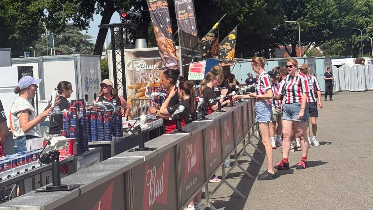 Eerste fans druppelen binnen op het fanplein bij het stadion van Willem II