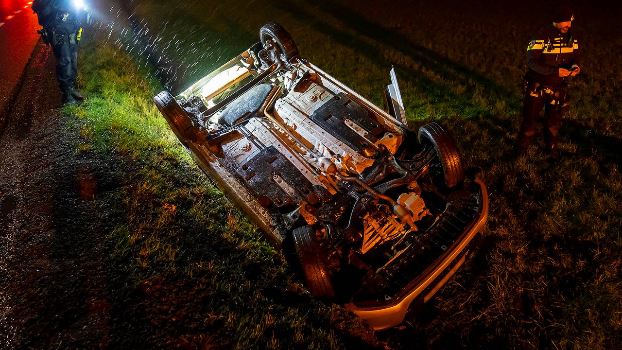 De politie bekijkt het wrak (foto: Gabor Heeres/SQ Vision Mediaprodukties).