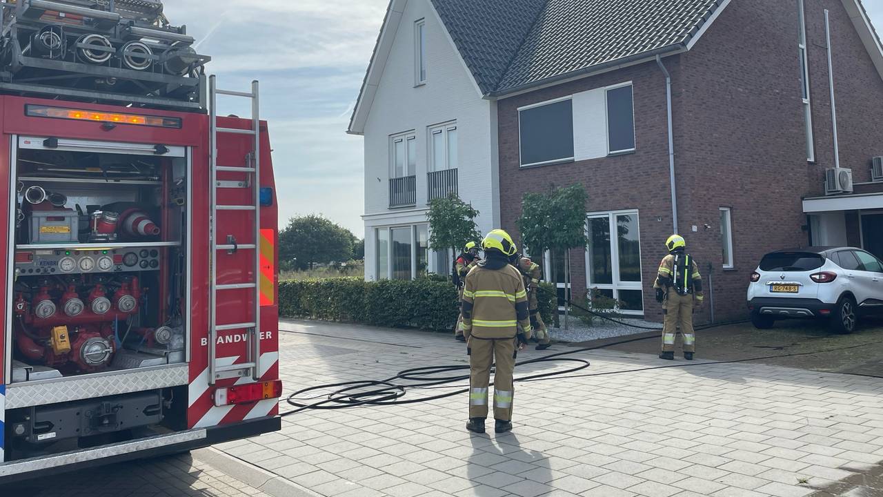 De brand brak uit op de zolder van het huis in Escharen (foto: Marco van den Broek/SQ Vision).