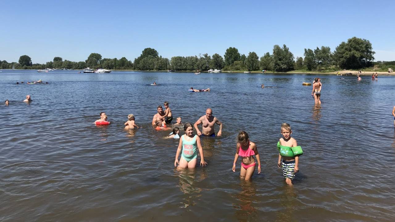 Bij de Lithse Ham genoten zwemmers van de warmte. Foto: Omroep Brabant