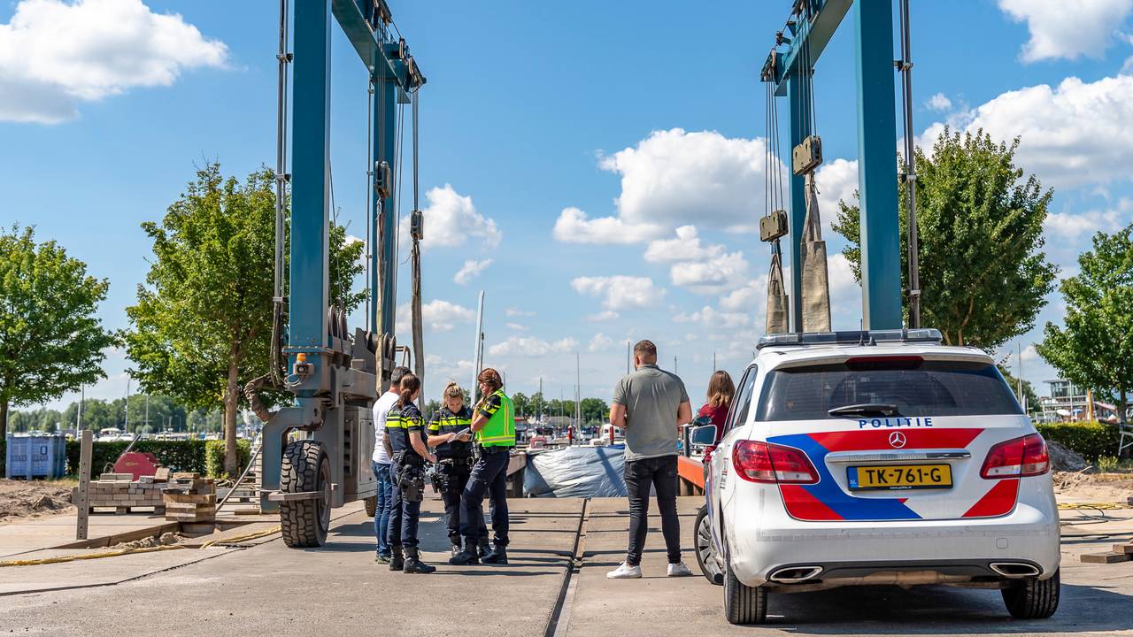 De auto van Bert de Laat wordt uit het water getakeld. (Foto: Marcel van Dorst / SQ Vision Mediaprodukties)