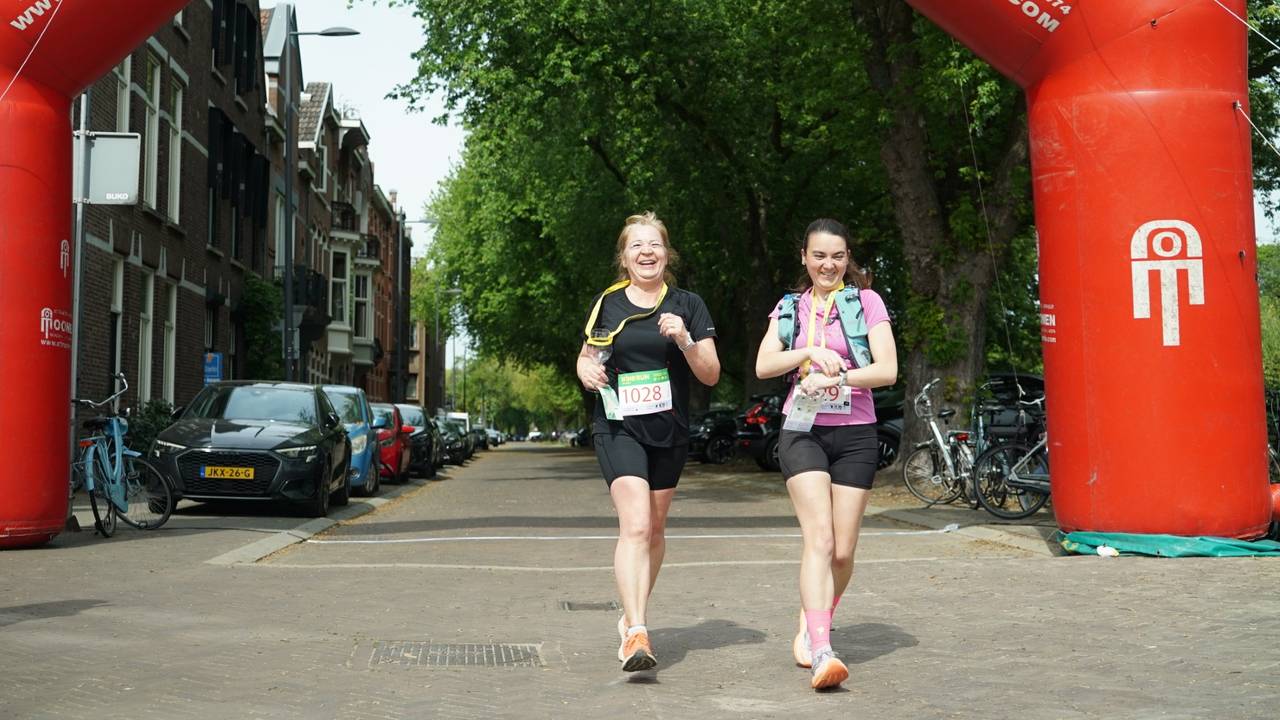Romy en moeder Sigrid over de finishlijn (foto: Omroep Brabant). 