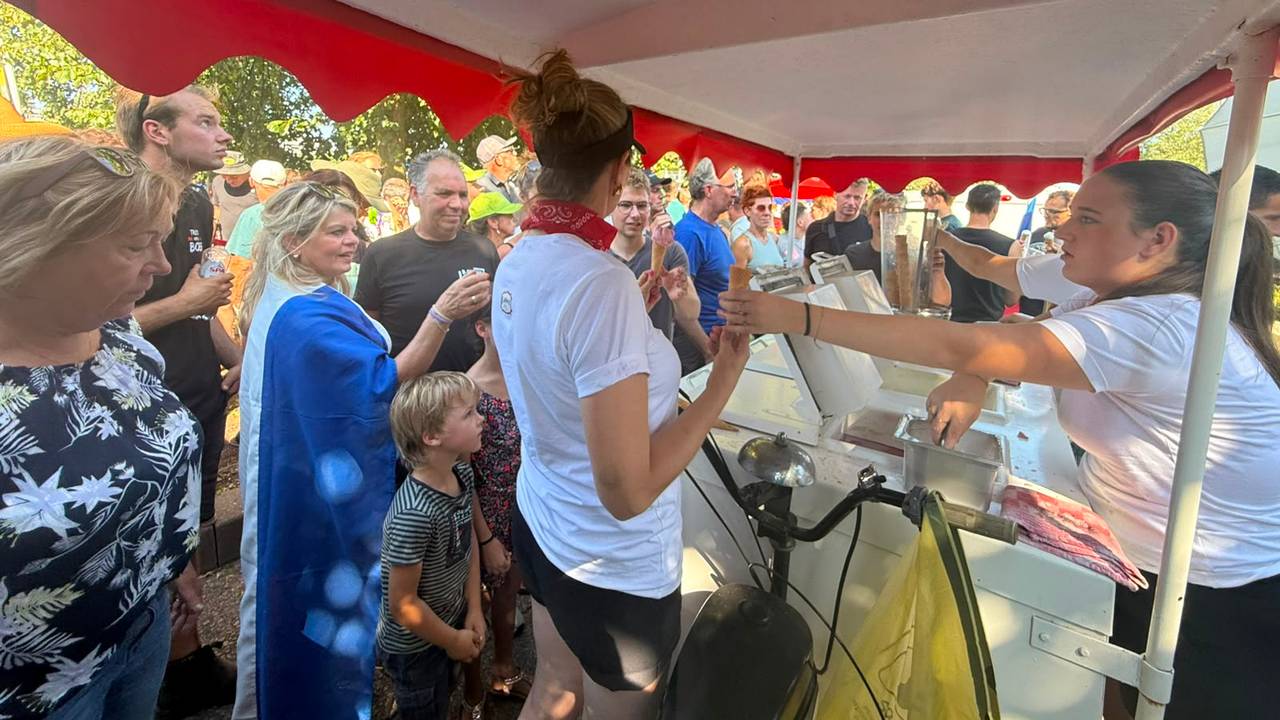 Ijsverkoper doet goede zaken.