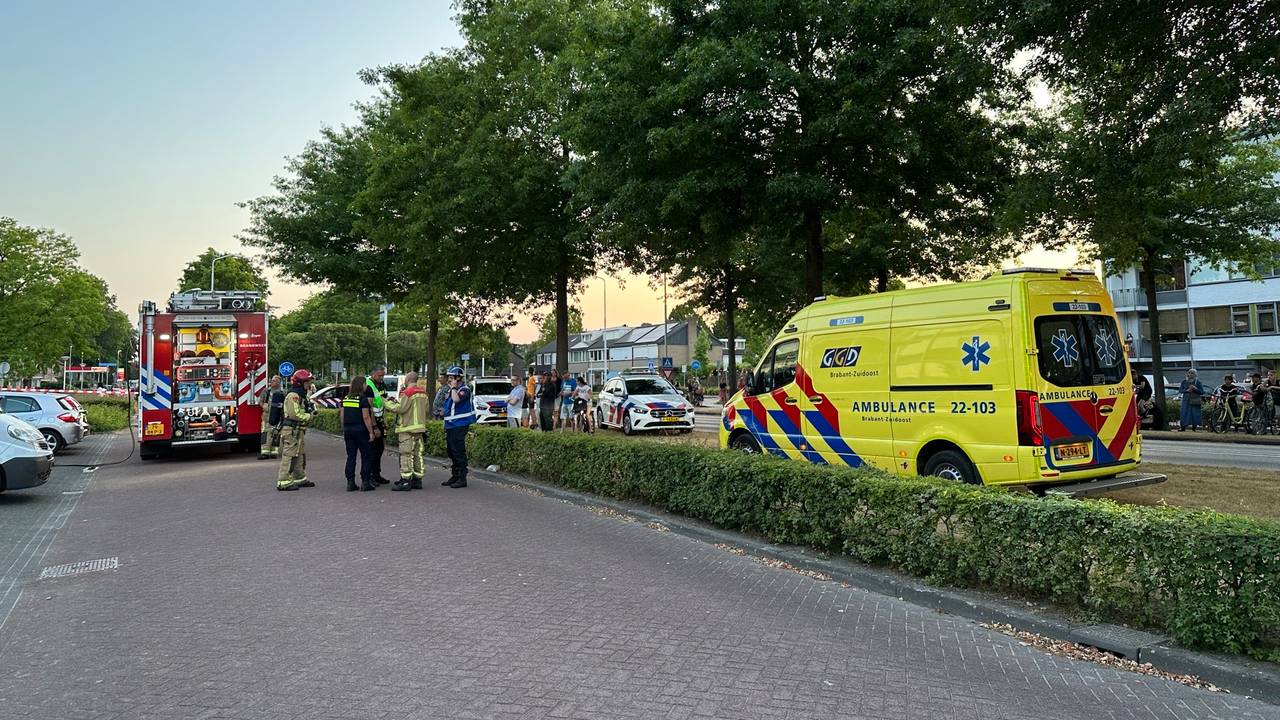 De brand in de flat in Best werd rond halftien vrijdagavond ontdekt (foto: Sander van Gils/SQ Vision).