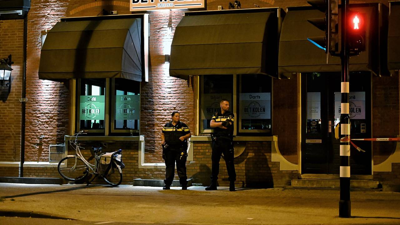 In het café zou een trouwfeest hebben plaatsgevonden, waarbij de neergestoken man niet welkom zou zijn geweest.
