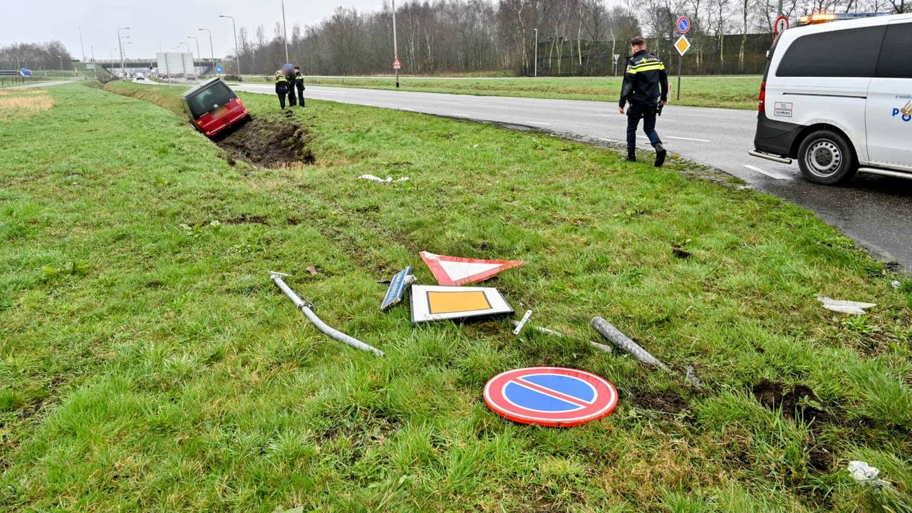 De auto heeft onderweg meerdere verkeersborden omgereden (foto: Tom van der Put/SQ Vision).