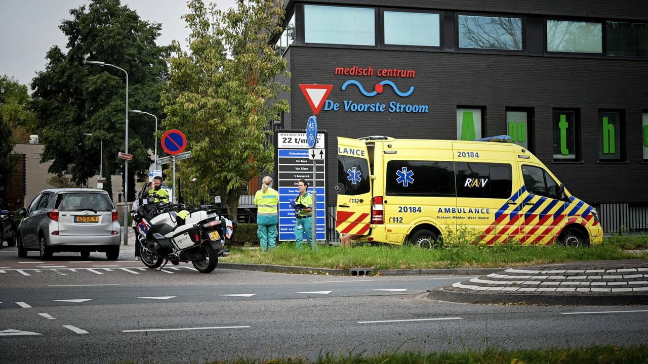 De aangereden fietsster is behandeld door ambulancepersoneel (foto: Toby de Kort/SQ Vision).