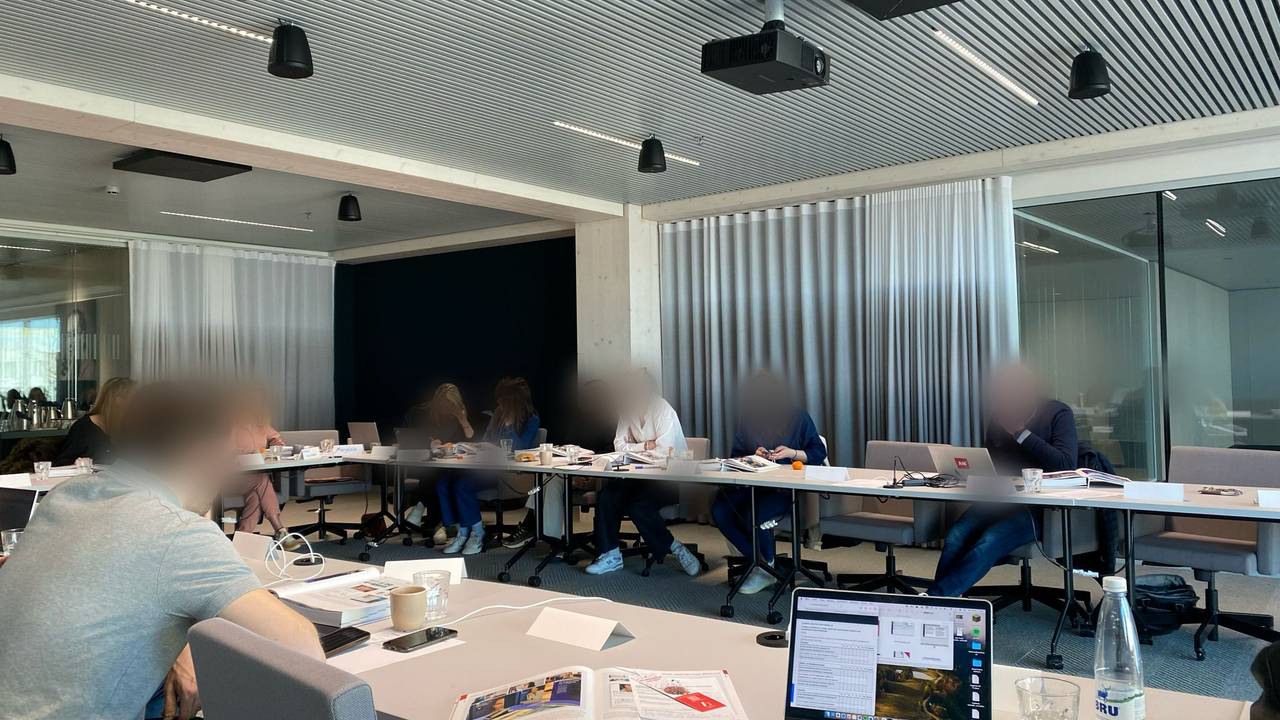 Een gelekte foto van een vergadering bij Fontys.