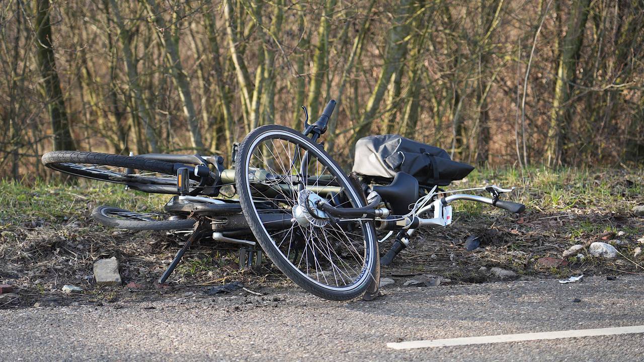 Man en vrouw op fiets aangereden door automobilist in Terheijden