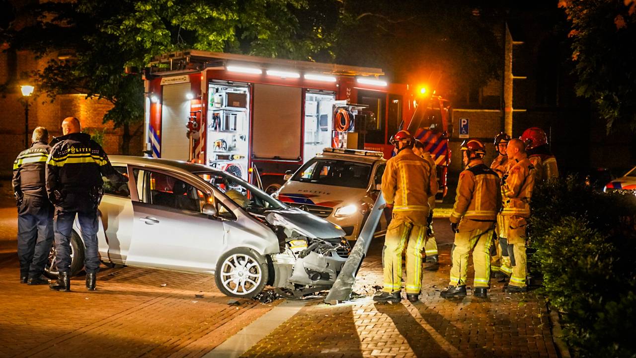 De auto botste op een lantaarnpaal (foto: Sem van Rijssel/SQ Vision).