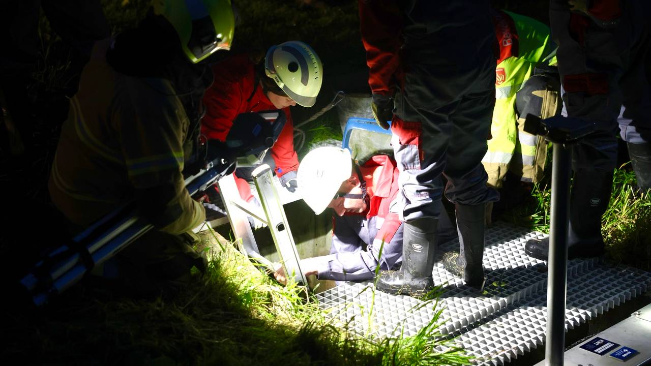 Een brandweerman klom in de duiker aan het Laar in Berlicum (foto: Sander van Gils/SQ Vision).