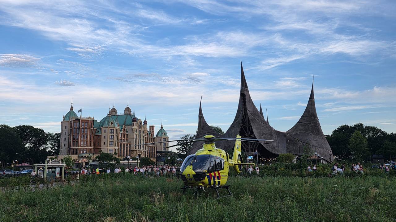 Er landde een traumahelikopter bij de parkeerplaats van de Efteling (foto: Foto: Erik Haverhals/Persbureau Heitink).