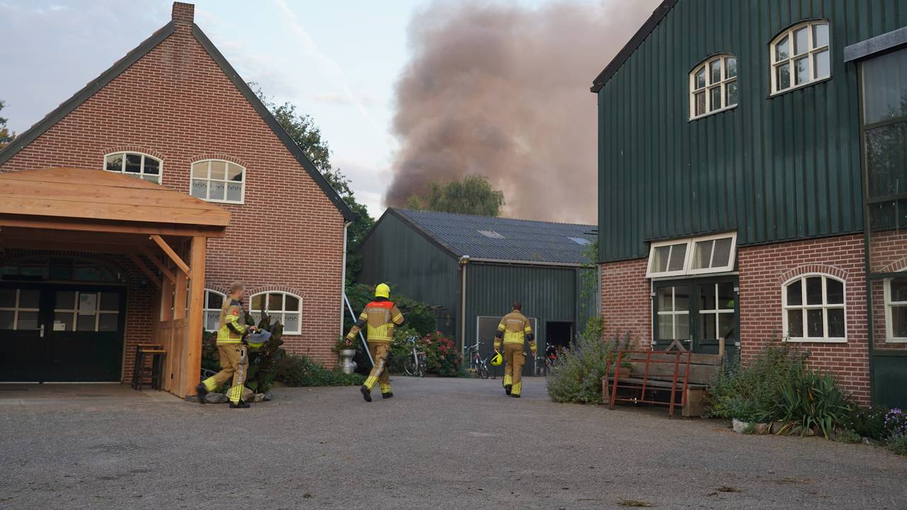 Vanwege de brand bij de boerderij in Made rukte de brandweer van Breda, Terheijden, Oosterhout en Made uit (foto: Jeroen Stuve/SQ Vision).