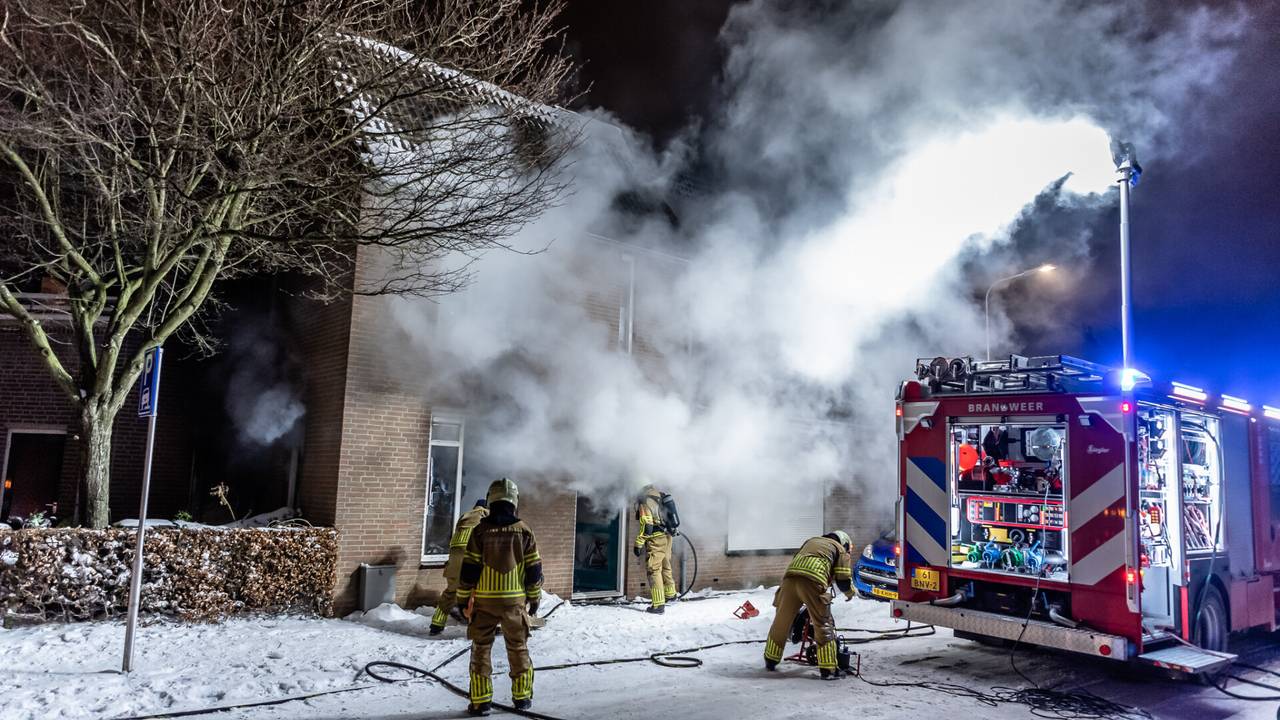 De brandweer bestreed het vuur in het huis aan de IJskelderstraat in Tilburg (foto: Jack Brekelmans/SQ Vision).