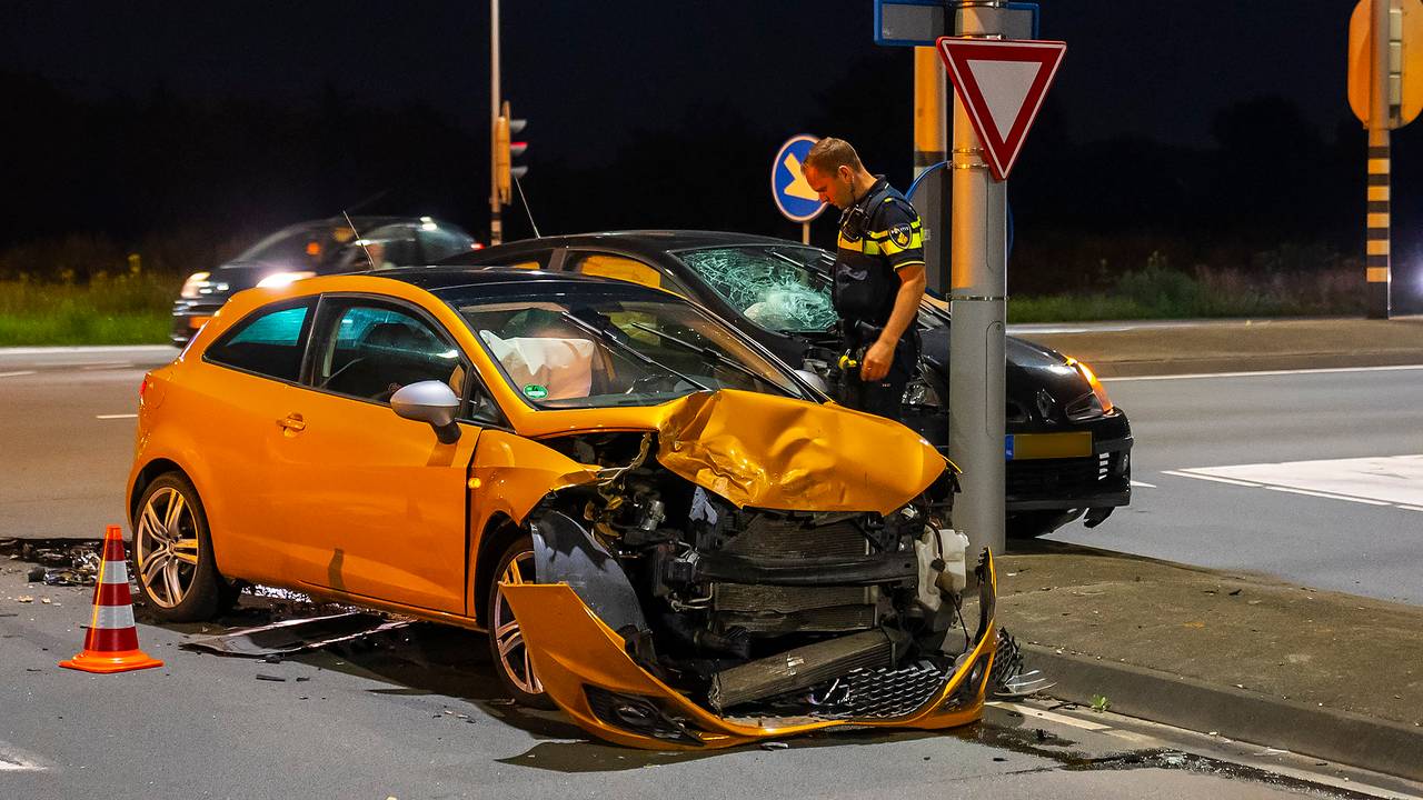 Twee auto's botsen op kruising in Oss (Foto: Gabor Heeres/SQ Vision)