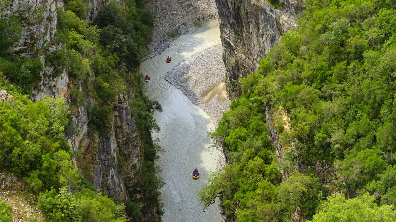 Rubberboten op de Osum-rivier in Albanië (foto: ANP).