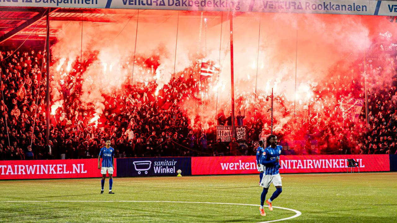 Supporters van FC Den Bosch steken fakkels af tegen PSV (foto: Gabriel Calvino Alonso/Orange Pictures).