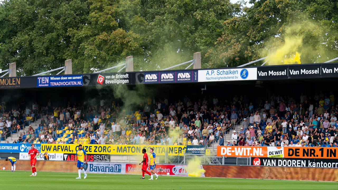 Rookbommen in het Mandemakers Stadion (foto: Joris Verwijst/Orange Pictures).