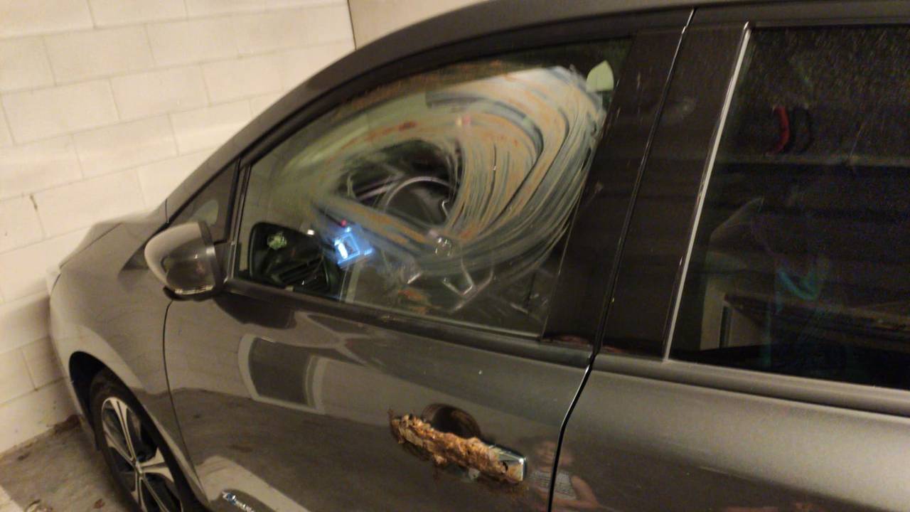 Zo trof Adolfo zijn auto donderdagmiddag aan (foto: Adolfo).