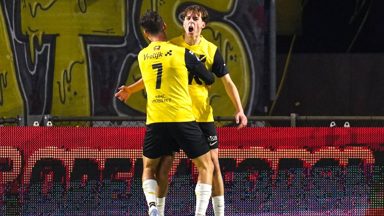 Leo Sauer schreeuwt het uit na zijn openingstreffer (foto: Orange Pictures).