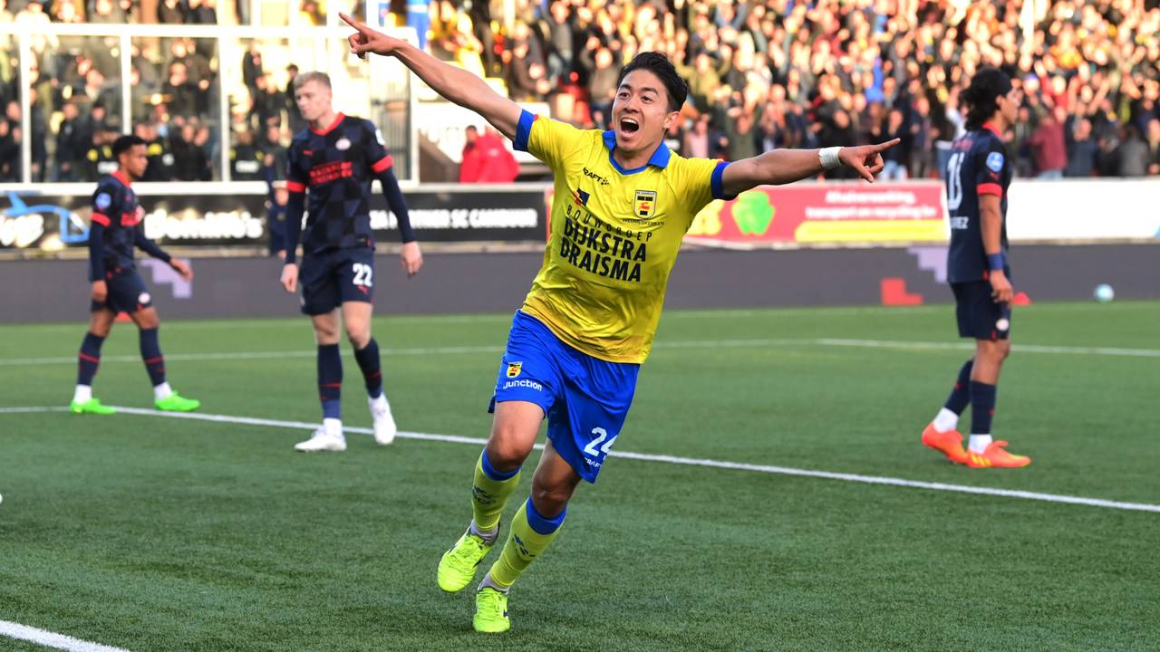 Verslagenheid bij de PSV'ers na de 3-0 van Sai van Wermeskerken (foto: ANP 2022/Olaf Kraak).