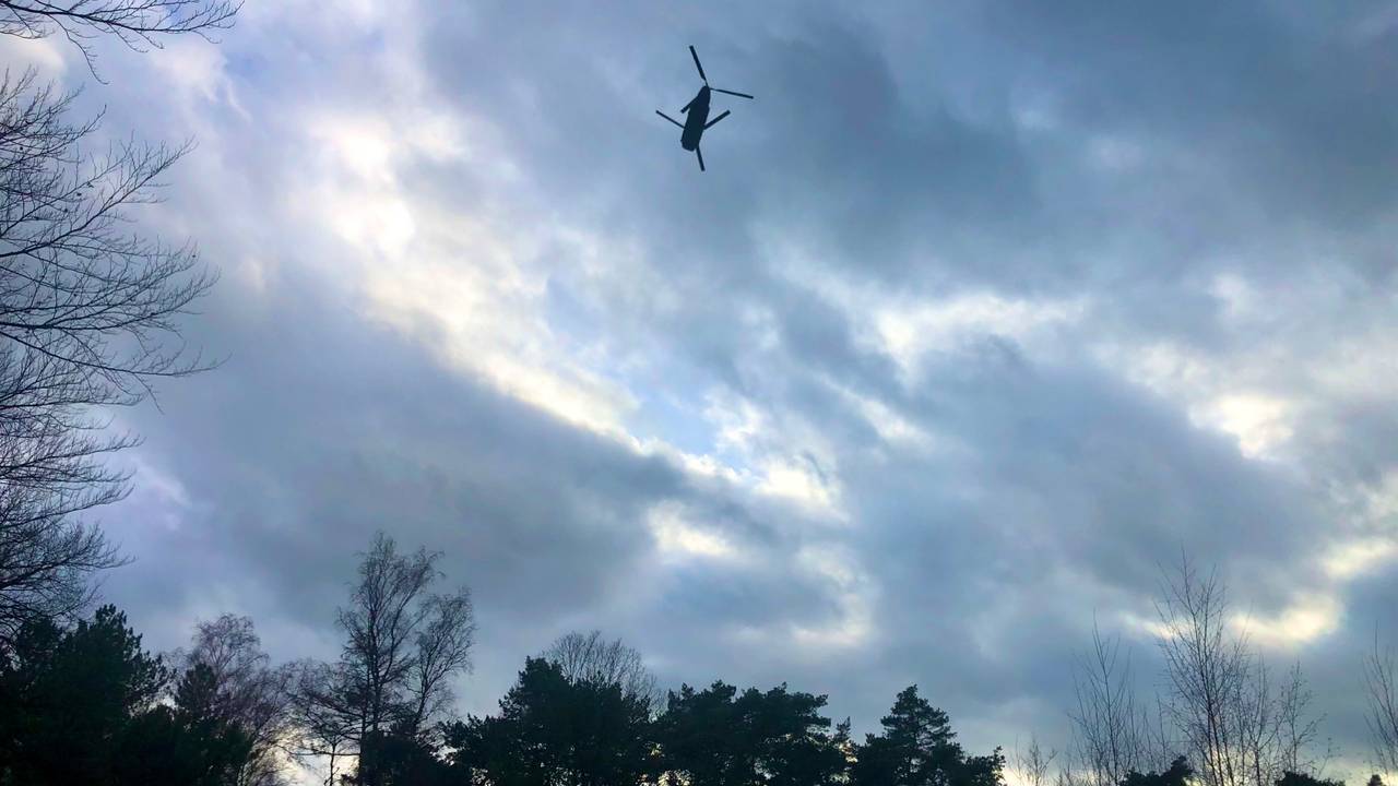 De Chinook-helikopter buldert over het Mastbos in Breda. (foto: Raoul Cartens)