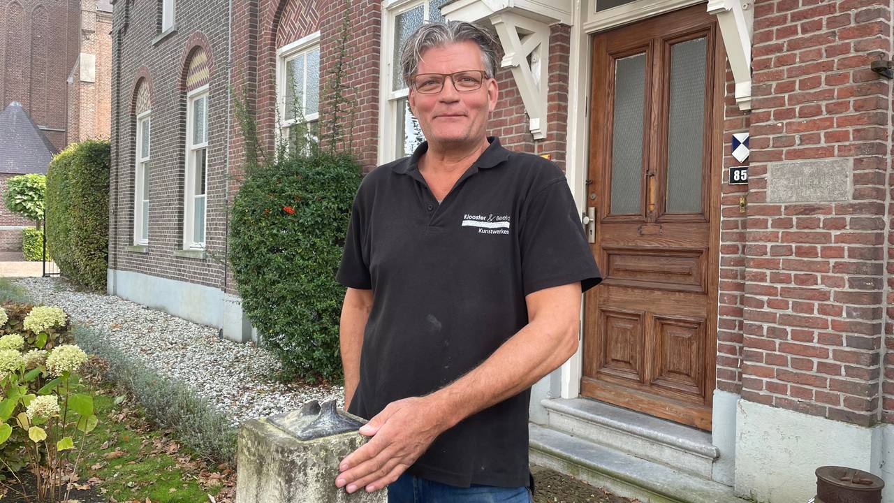 Jack van Bommel bij de lege sokkel (foto: Imke van de Laar)